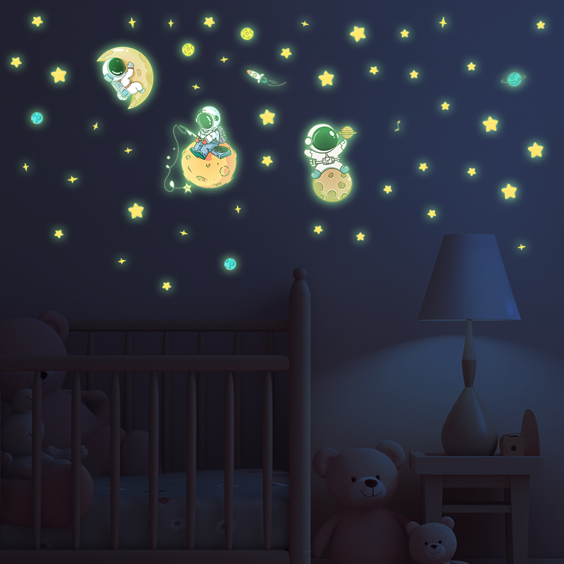 ملصقات حائط مضيئة لرائد الفضاء - مراجعة Glow In Dark Stars وسعره
