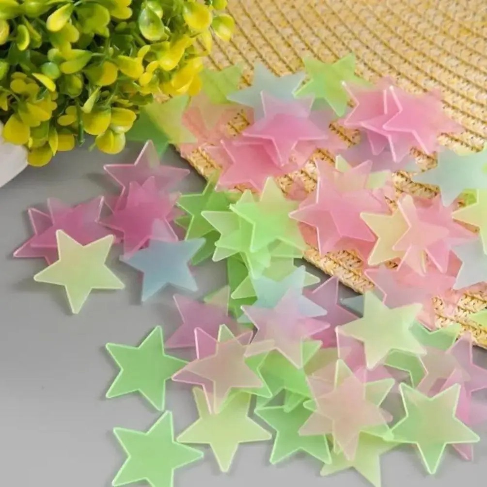 100 قطعة من ملصقات النجوم المل - مراجعة Glow In Dark Stars وسعره