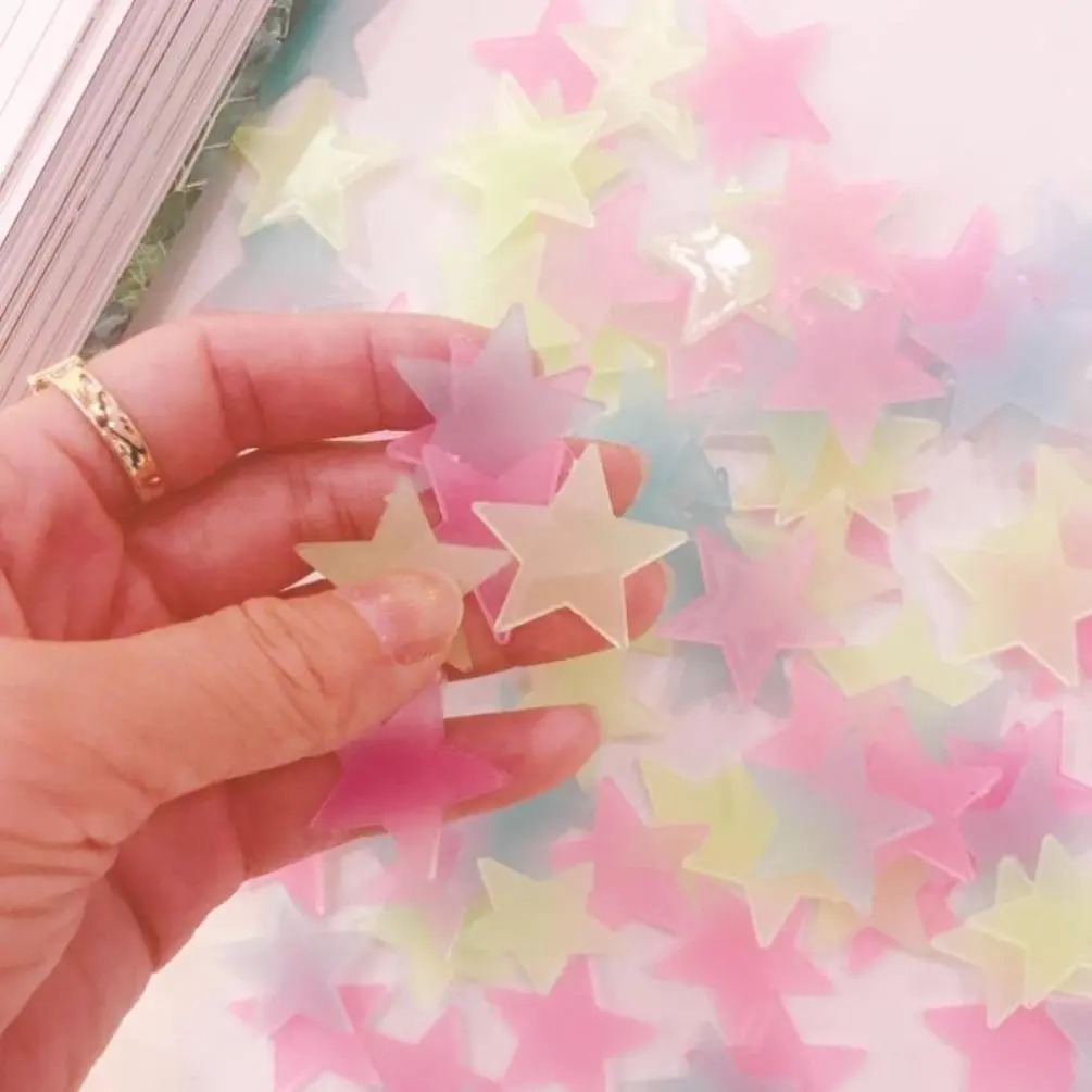 100 قطعة من ملصقات النجوم المل - مراجعة Glow In Dark Stars وسعره